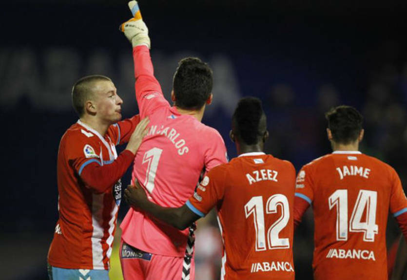 Вратарь испанского клуба в свой день рождения забил гол со своей половины поля