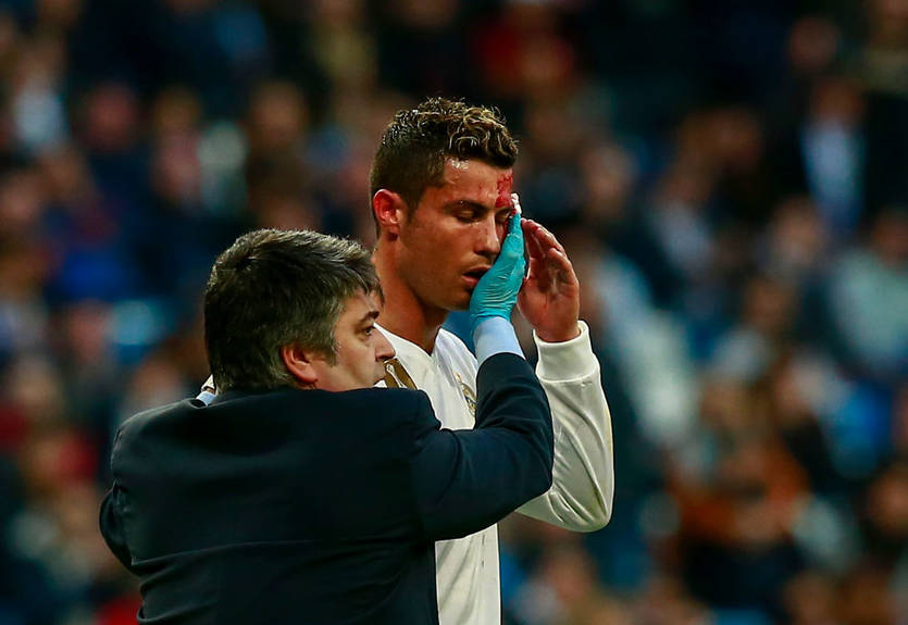 Роналду высмеяли за использование смартфона вместо зеркала Роналду высмеяли за использование смартфона вместо зеркала