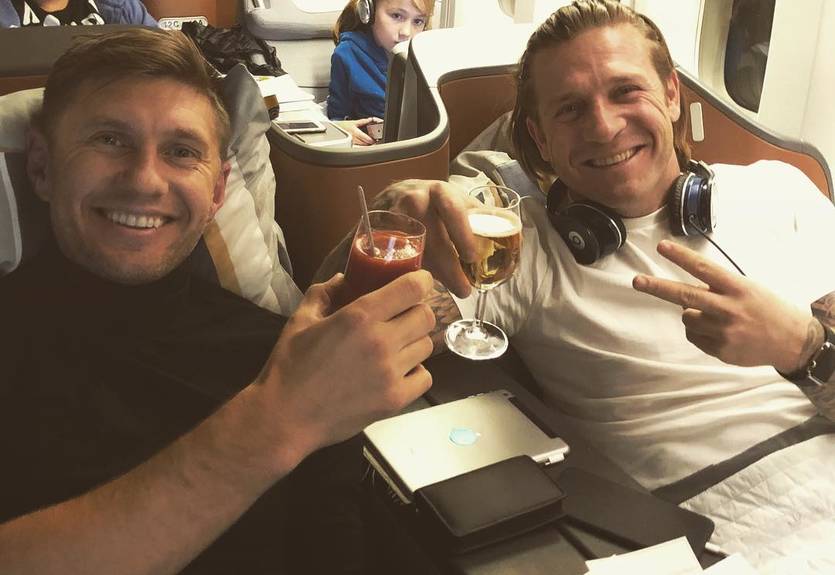 Болельщики возмутились вызывающим фото двух экс-игроков сборной Украины