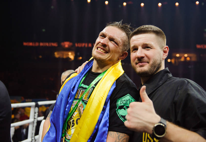 Украина гордится тобой: Порошенко поздравил Усика с победой над Бриедисом