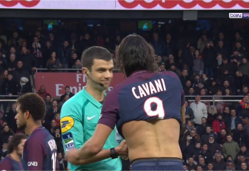Судья поздравил Кавани с рекордом, после чего показал ему желтую карточку