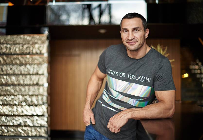 Кличко на бое Усика заметили в компании жгучей блондинки Кличко на бое Усика заметили в компании жгучей блондинки