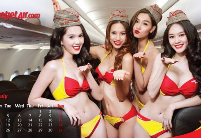 Стюардессы устроили стриптиз в самолете для игроков сборной Вьетнама