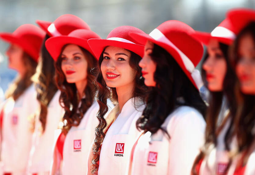 Формула-1 отказалась от грид-герлз