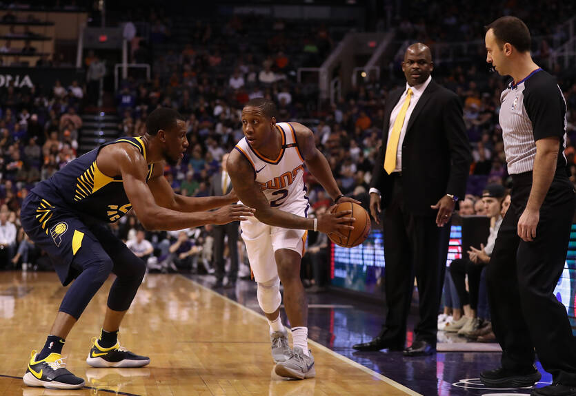 Защитника Финикса увезли на носилках-каталке после страшной травмы