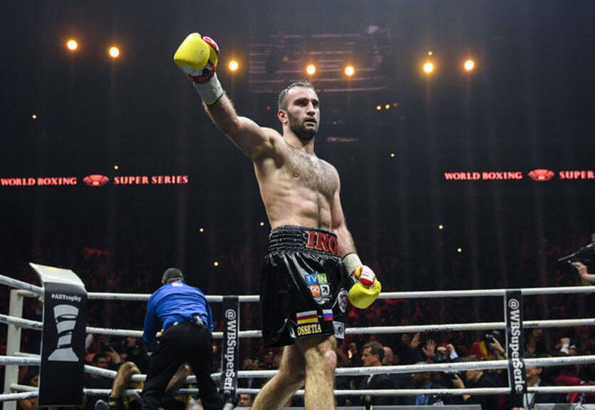 Гассиев лидировал на записках судей до остановки боя