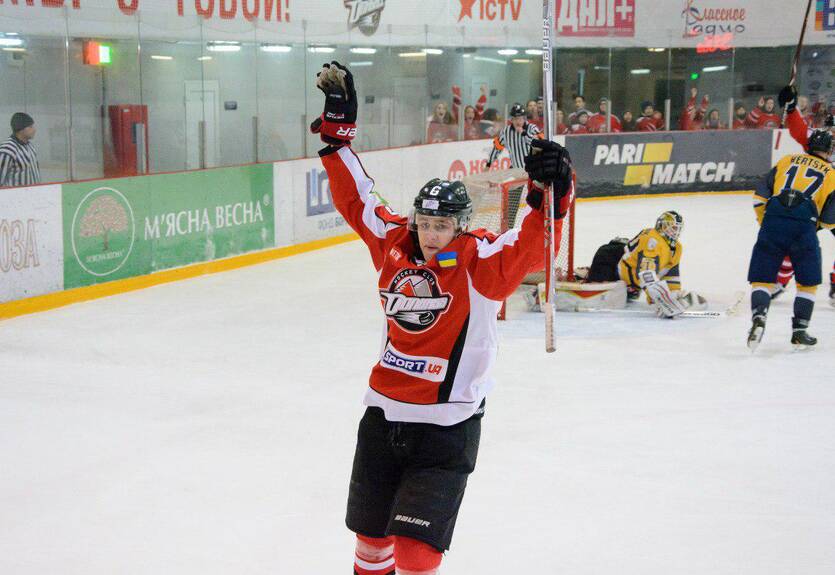 Караоке на льду: украинский хоккеист спел после победы своей команды