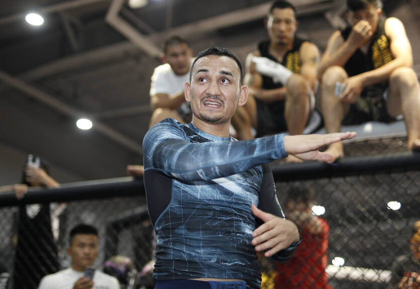 Чемпион UFC собирался отрезать себе ногу для участия в титульном бою Чемпион UFC собирался отрезать себе ногу для участия в титульном бою