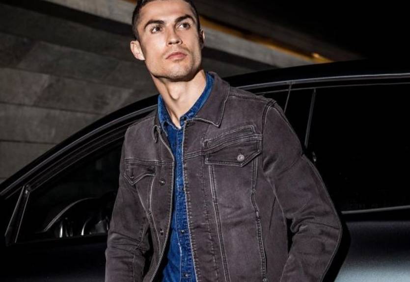 Роналду на день рождения подарили голубой торт и белые розы