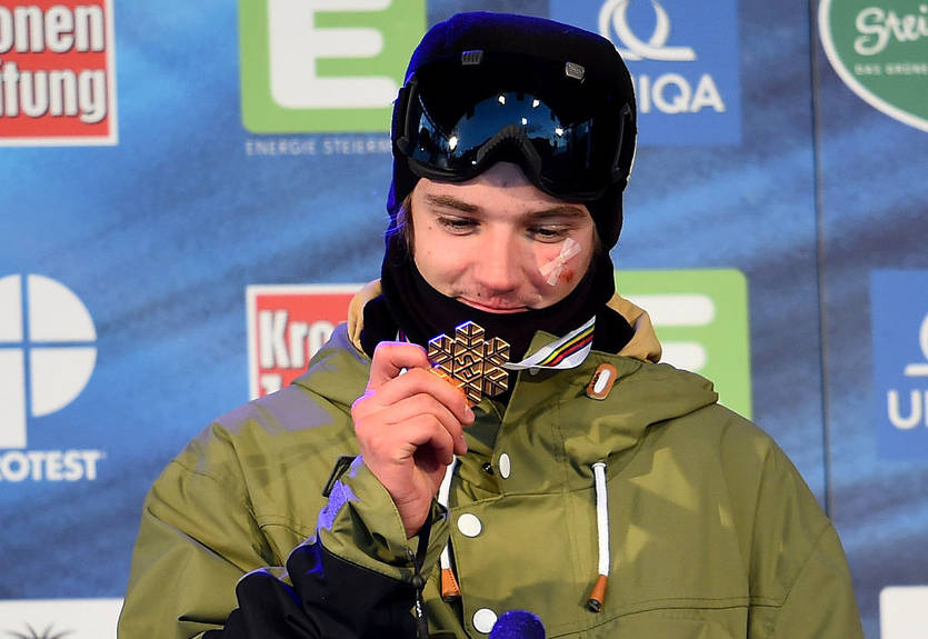 Швейцарский фристайлист словно супермен поднялся по эскалатору