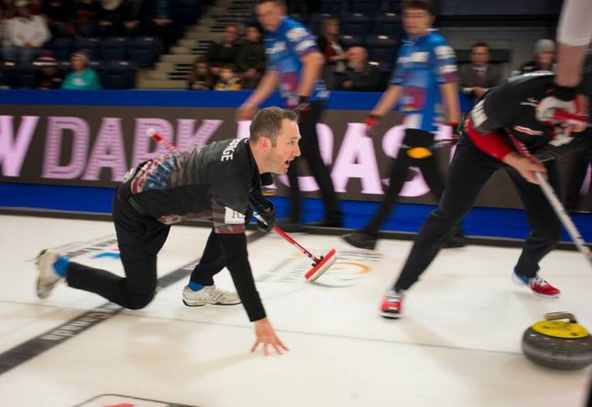 Американский керлингист выступает на Олимпиаде в старых рваных кедах