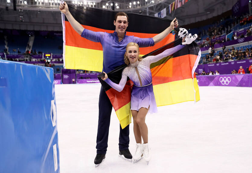 Украинская фигуристка Савченко выиграла золото Олимпиады, российская пара осталась без медали