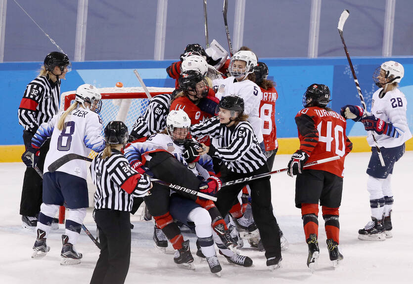 Хоккей на ОИ: американки и канадки устроили массовую потасовку на последней секунде матча