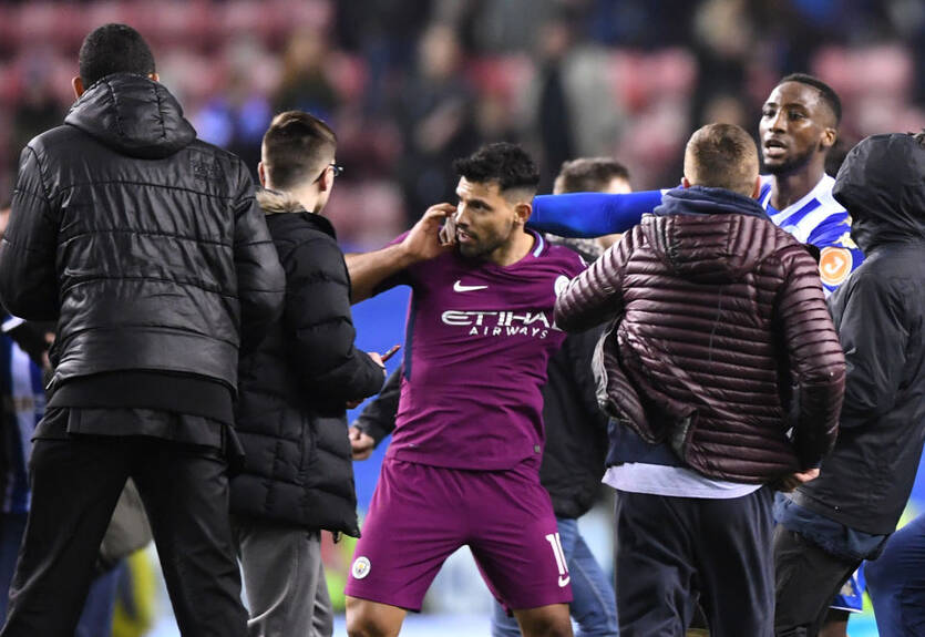 Агуэро объяснил, зачем ударил болельщика Уигана