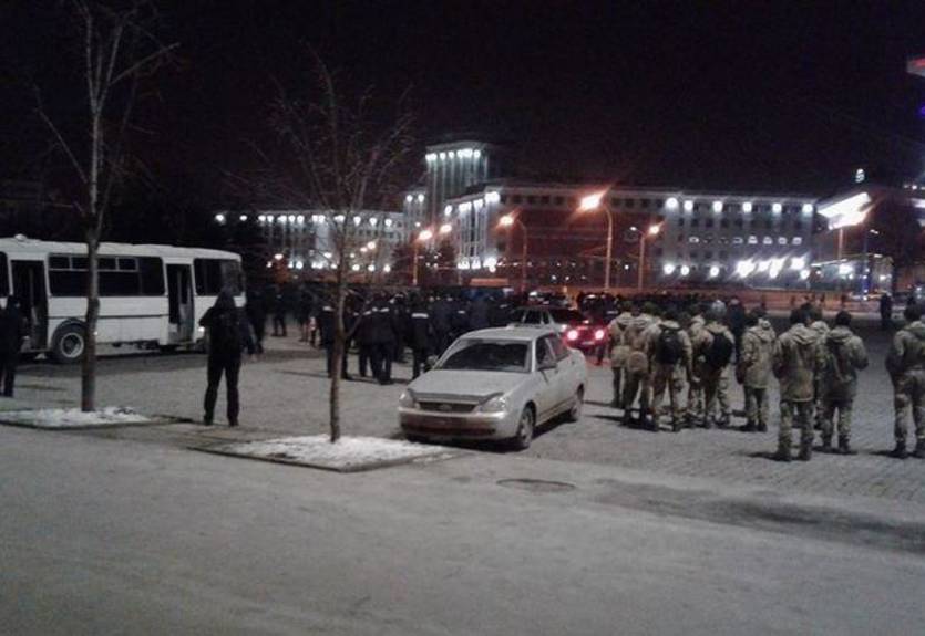 Фанаты Шахтера и Ромы устроили массовую драку в центре Харькова