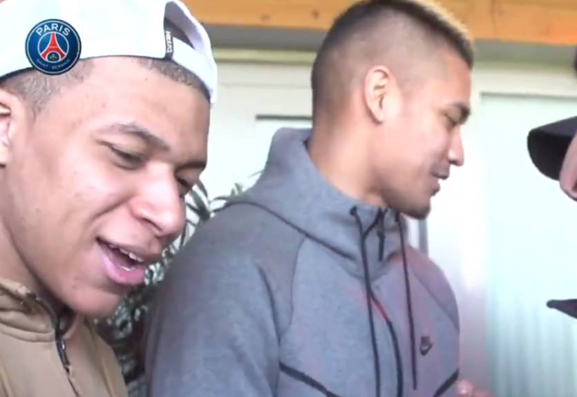 Ультрас ПСЖ встретились с игроками, чтобы зарядить их перед игрой с Реалом Ультрас ПСЖ встретились с игроками, чтобы зарядить их перед игрой с Реалом