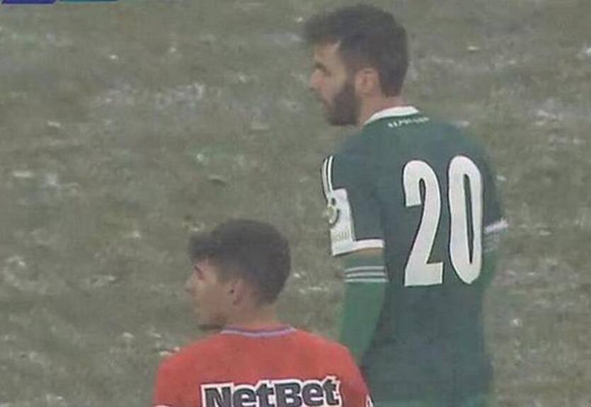 Мороз им не страшен: в Румынии футболисты сыграли в гетрах на руках