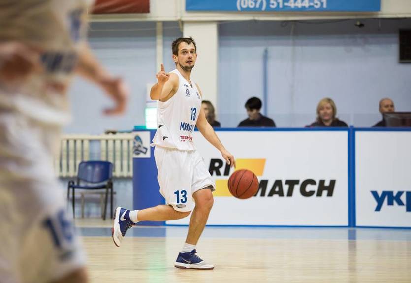 Матчи чемпионата Украины по футболу и баскетболу перенесены из-за снега