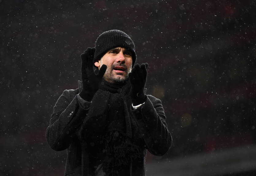 Гвардиола так следил за игрой своей команды, что забыл сорвать ценник с шарфа