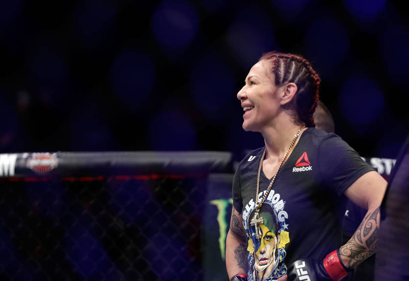 Сайборг победила Куницкую и защитила титул UFC