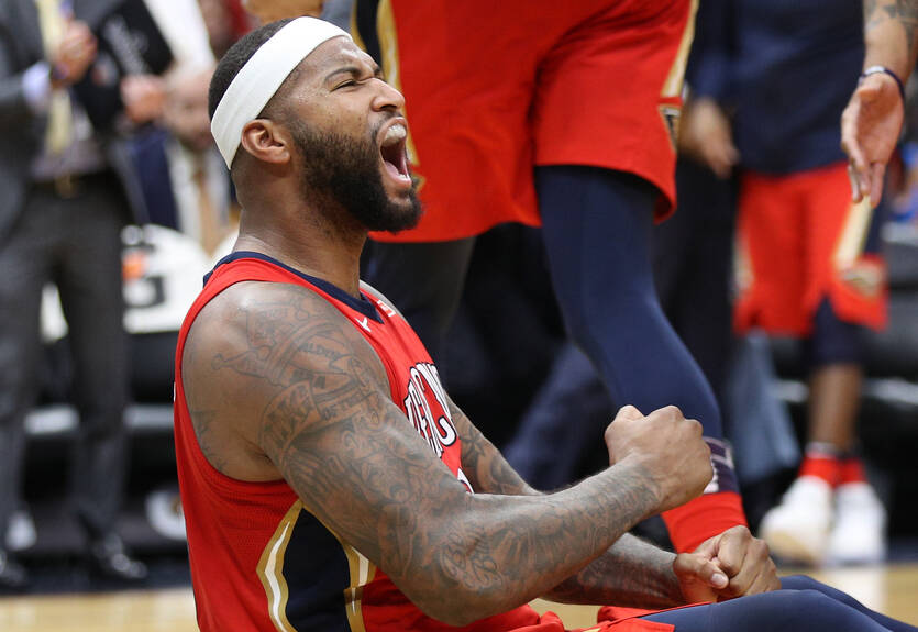 Казинс закинул трехочковый со скамейки запасных Казинс закинул трехочковый со скамейки запасных