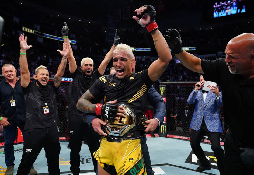 UFC анонсировал бой Оливейра - Махачев за титул в легком весе