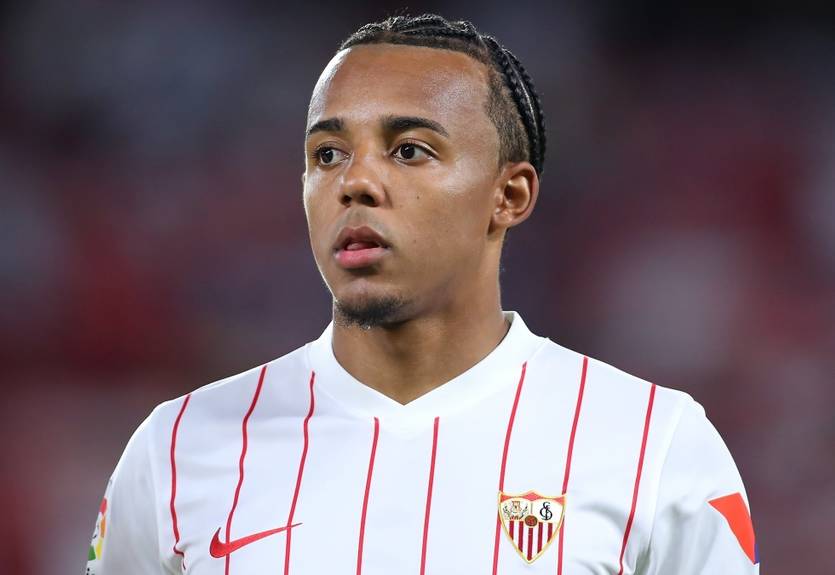 Барселона впевнена у підписанні захисника Севільї Барселона впевнена у підписанні захисника Севільї