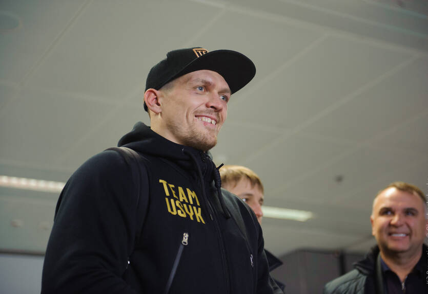 Усик показал, как готовится на пляже к финалу WBSS