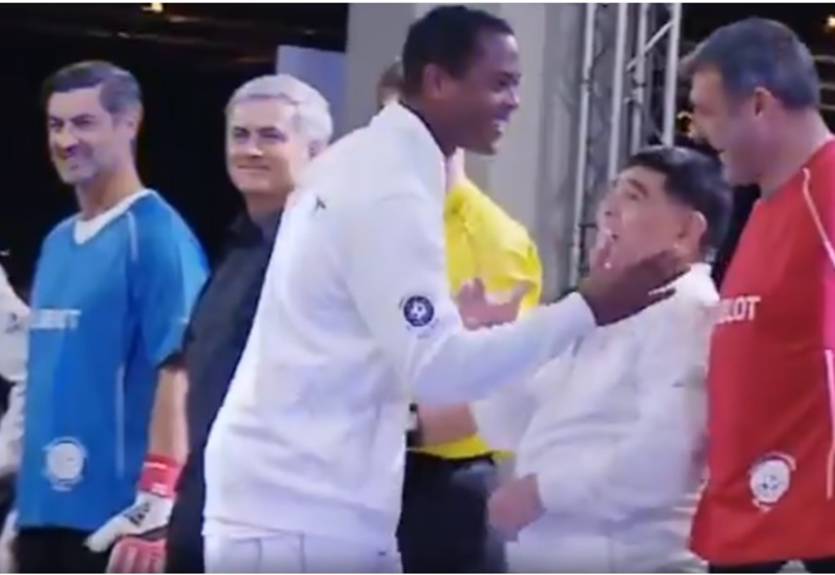 Клюйверт отказался пожать руку Марадоне