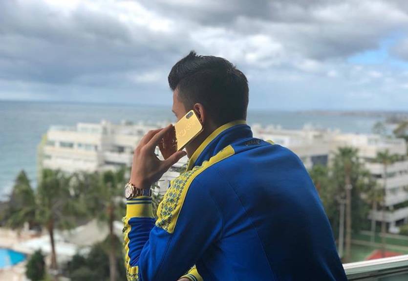 Коноплянка похвастался своим новым золотым смартфоном