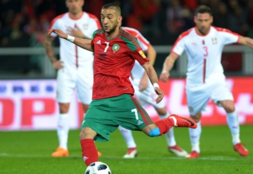 Игрок сделал пару незабываемых снимков на телефоны, брошенные с трибуны