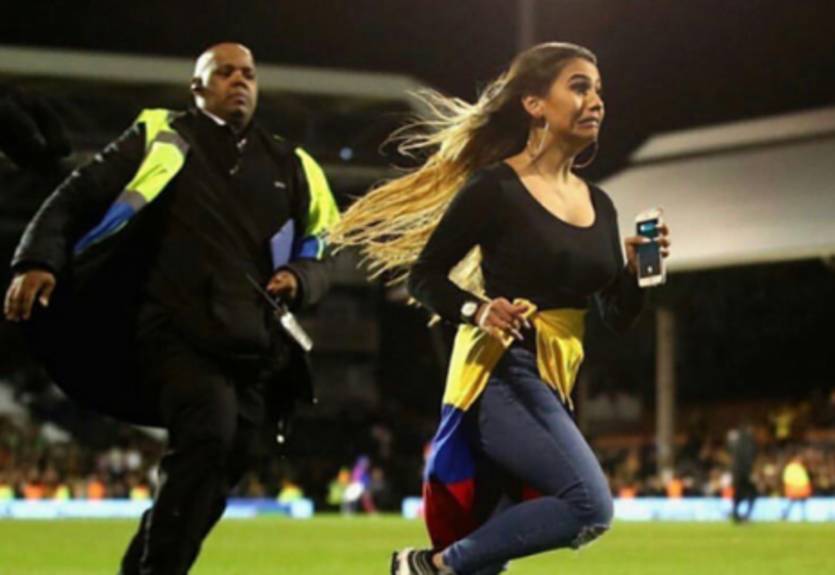 Колумбийская модель выбежала на поле ради селфи с Хамесом
