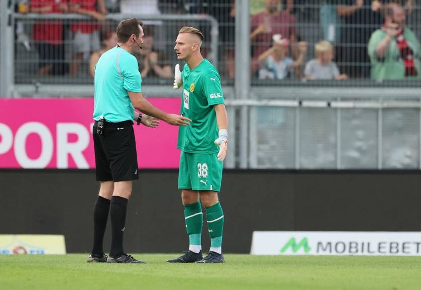 Вратарь резервного состава дортмундской Боруссии пропустил самый нелепый гол этого лета