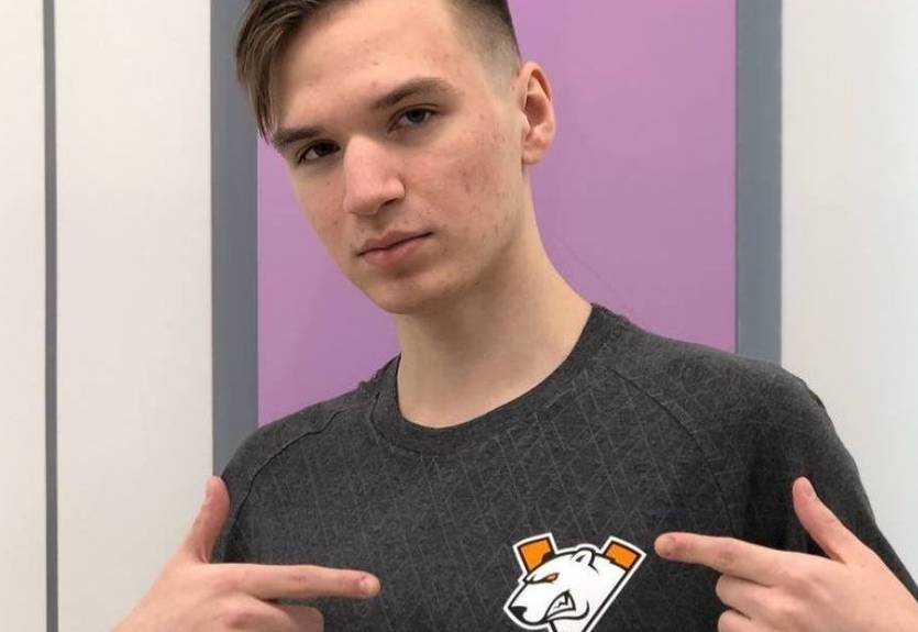 Комментатор Dota 2 подколол Entity за попытку восхвалить россиянина, нарисовавшего "Z" на мини-карте Комментатор Dota 2 подколол Entity за попытку восхвалить россиянина, нарисовавшего "Z" на мини-карте