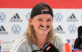 Футболістка збірної Німеччини прийшла на прес-конференцію з вусами у відповідь на невдалий жарт ЗМІ