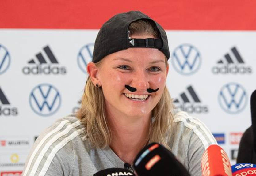 Футболистка сборной Германии пришла на пресс-конференцию с усами в ответ на неудачную шутку СМИ