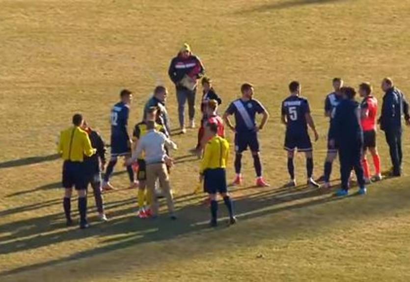 Директор Арсенала-Киев вышел на поле и ударил футболиста команды-соперника