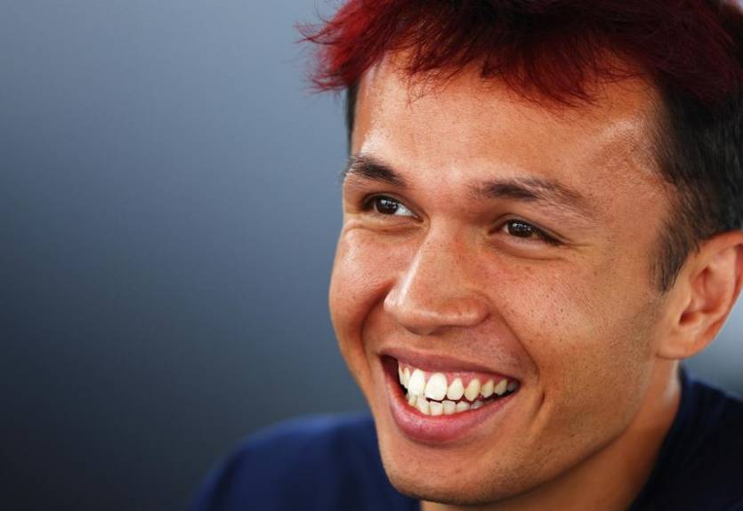 Уильямс подписал многолетний контракт с Албоном - гонщик в стиле Пиастри подтвердил сделку