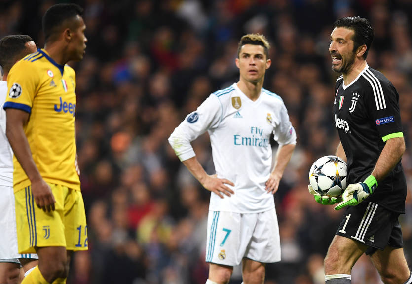 Роналду тепло утешил Буффона после поражения Ювентуса Роналду тепло утешил Буффона после поражения Ювентуса