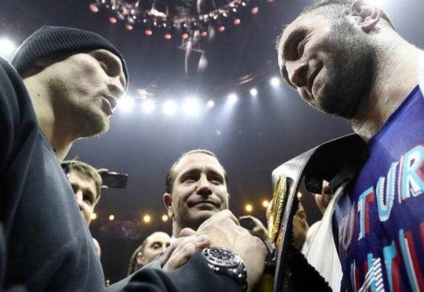 Усику пофиг, где драться с Гассиевым, он нереально уверен в себе – комментатор Усику пофиг, где драться с Гассиевым, он нереально уверен в себе – комментатор