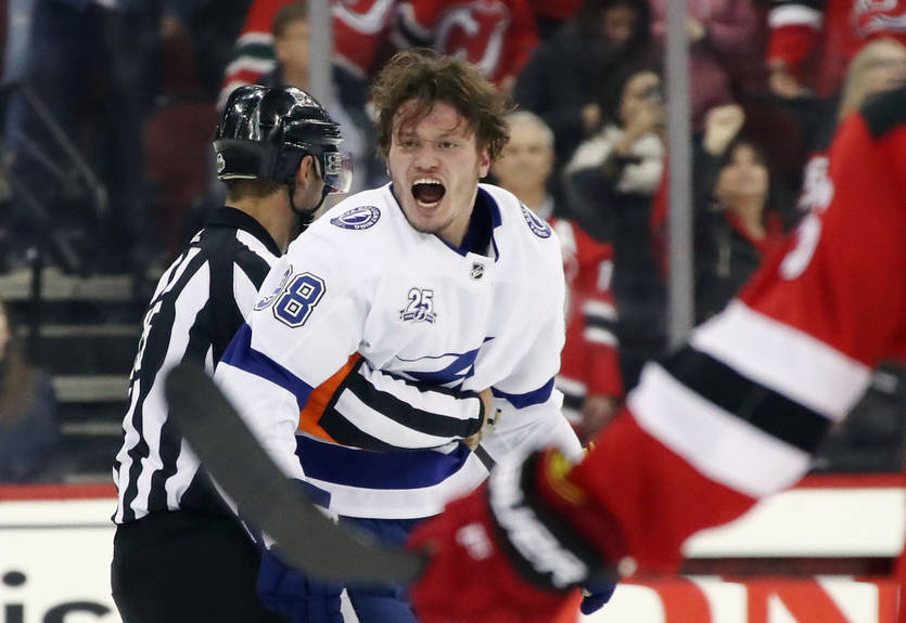 Россиянин спровоцировал массовую драку в НХЛ Россиянин спровоцировал массовую драку в НХЛ