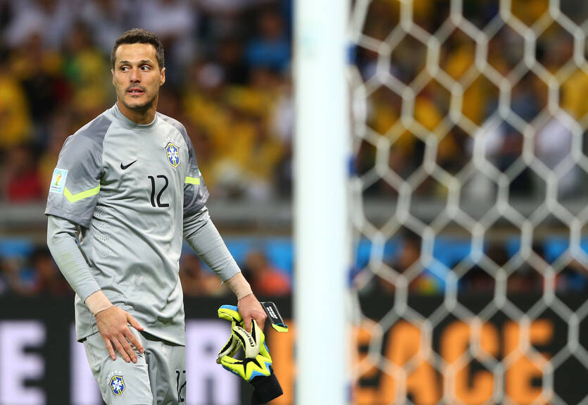 Жулио Сезар объявил о завершении карьеры