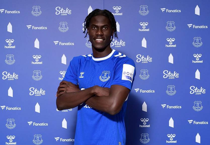 Эвертон Миколенко подписал хавбека Лилля