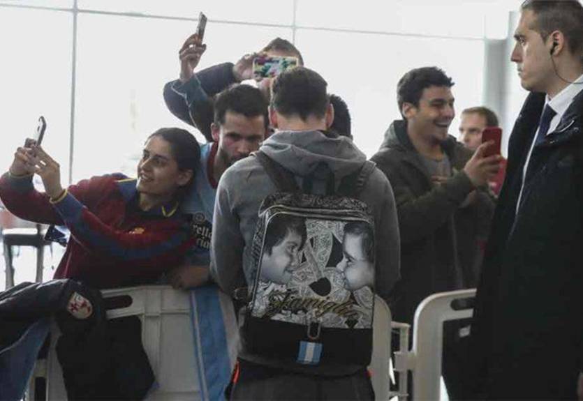 Месси отправился на выездную игру с милым рюкзаком за плечами