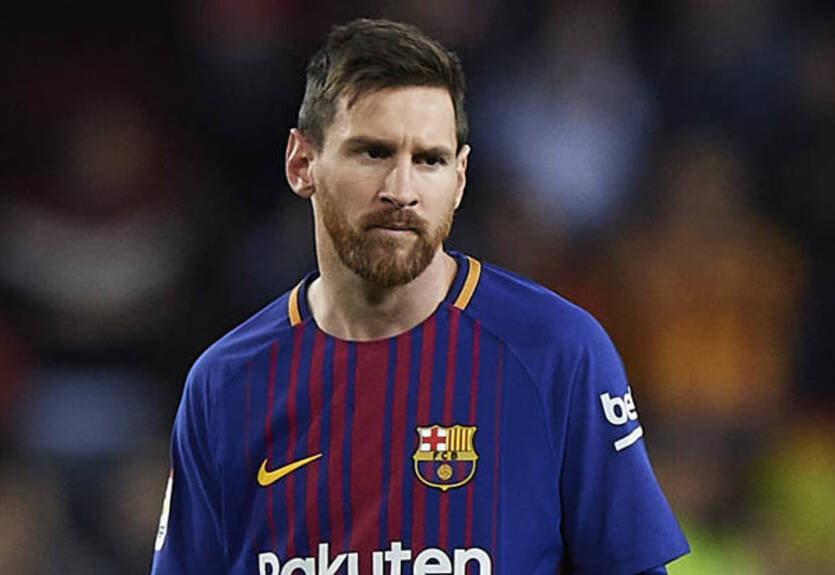 Неловкий момент: Месси не знал, куда пристроить руку во время фото с женой Роберто