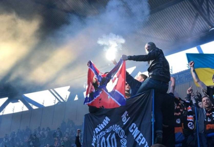 Полиция наказала ультрас Шахтера, который сжег флаг Новороссии на трибуне