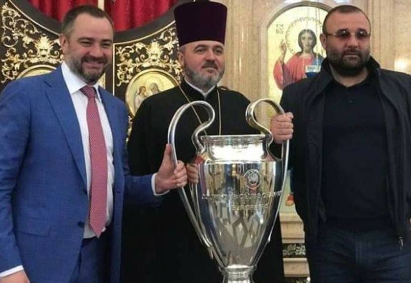 Президент ФФУ привез кубок Лиги чемпионов в церковь