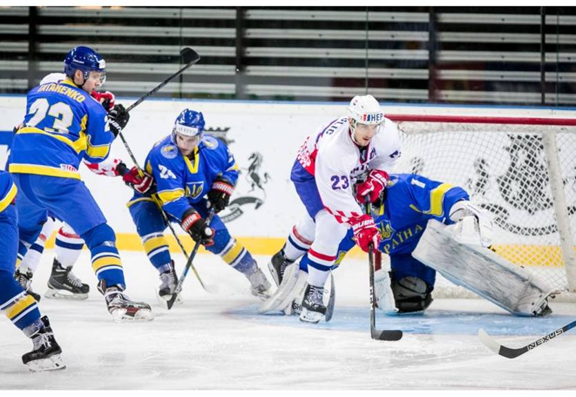 Украинский хоккеист забросил шайбу в свои ворота броском от чужих ворот Украинский хоккеист забросил шайбу в свои ворота броском от чужих ворот