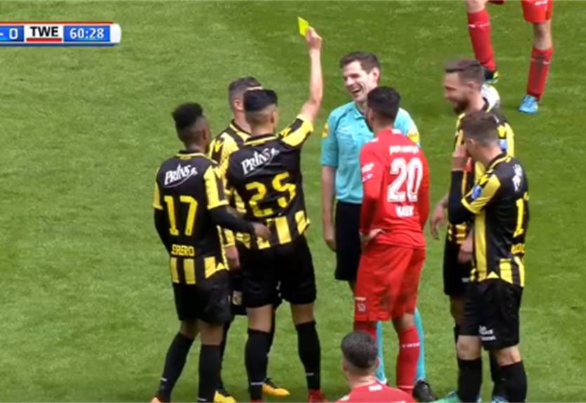 Футболист показал судье желтую карточку за симуляцию