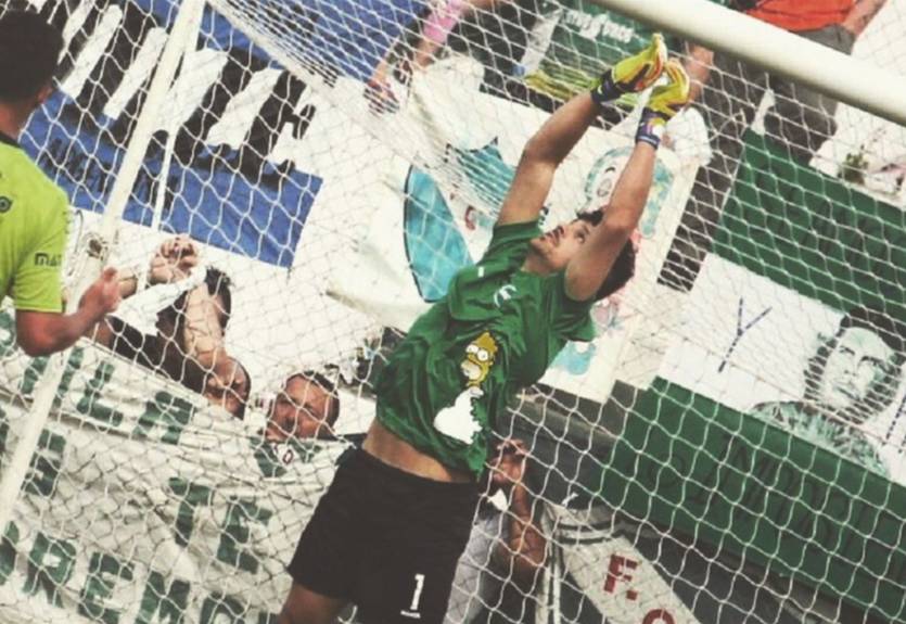 Аргентинский клуб нанес на футболку самый знаменитый мем про Гомера Симпсона Аргентинский клуб нанес на футболку самый знаменитый мем про Гомера Симпсона